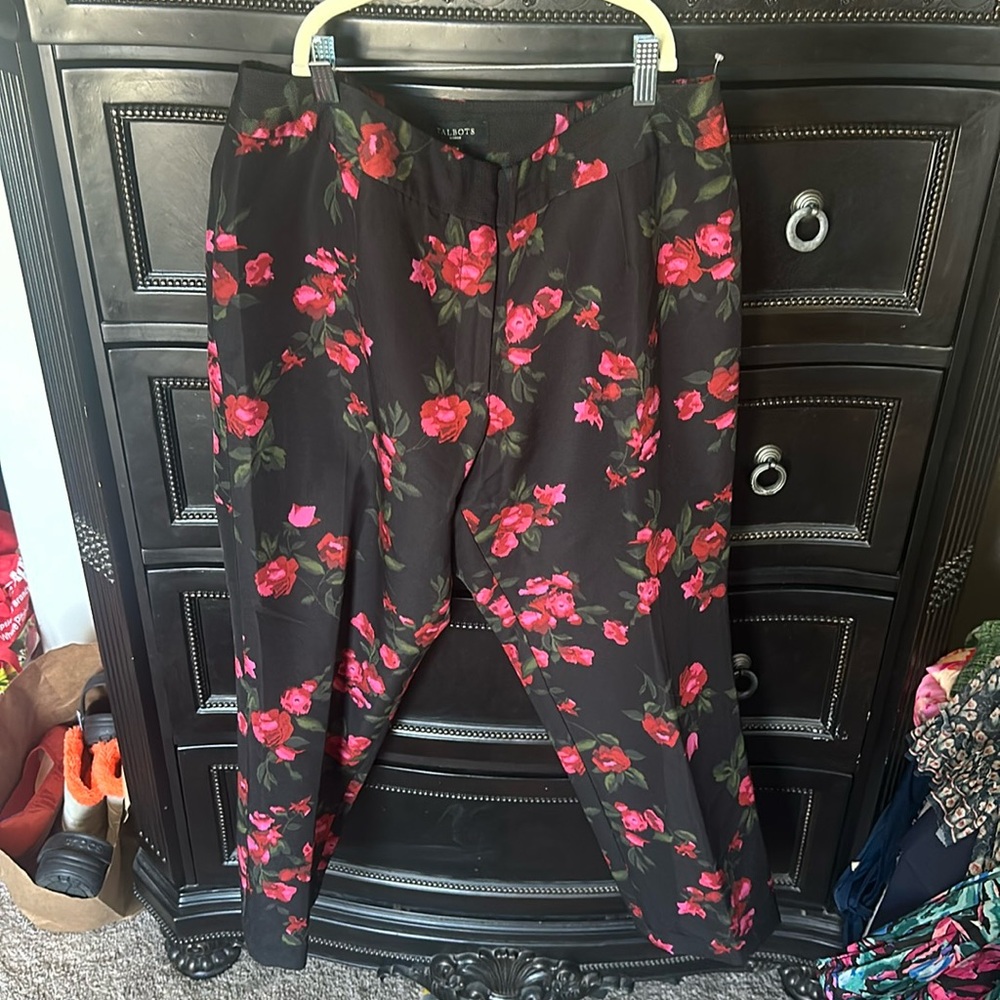 NEW Talbots Heritage Black/Red Floral Print Petite Ankle Pants Size 16W - Picture 3 of 8